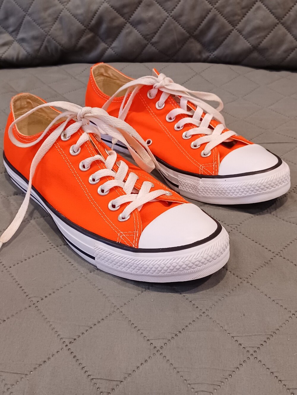 Converse Low-Top Canvas Sneakers in Bright Orange - Classic Lace-Up Sz 9M/11W